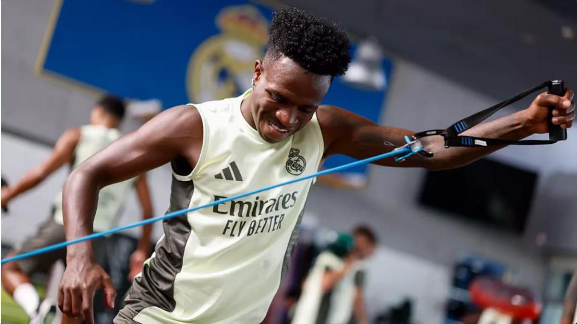 官方网站-阿斯：维尼修斯国际比赛日留在队里训练，俱乐部对他充满期待