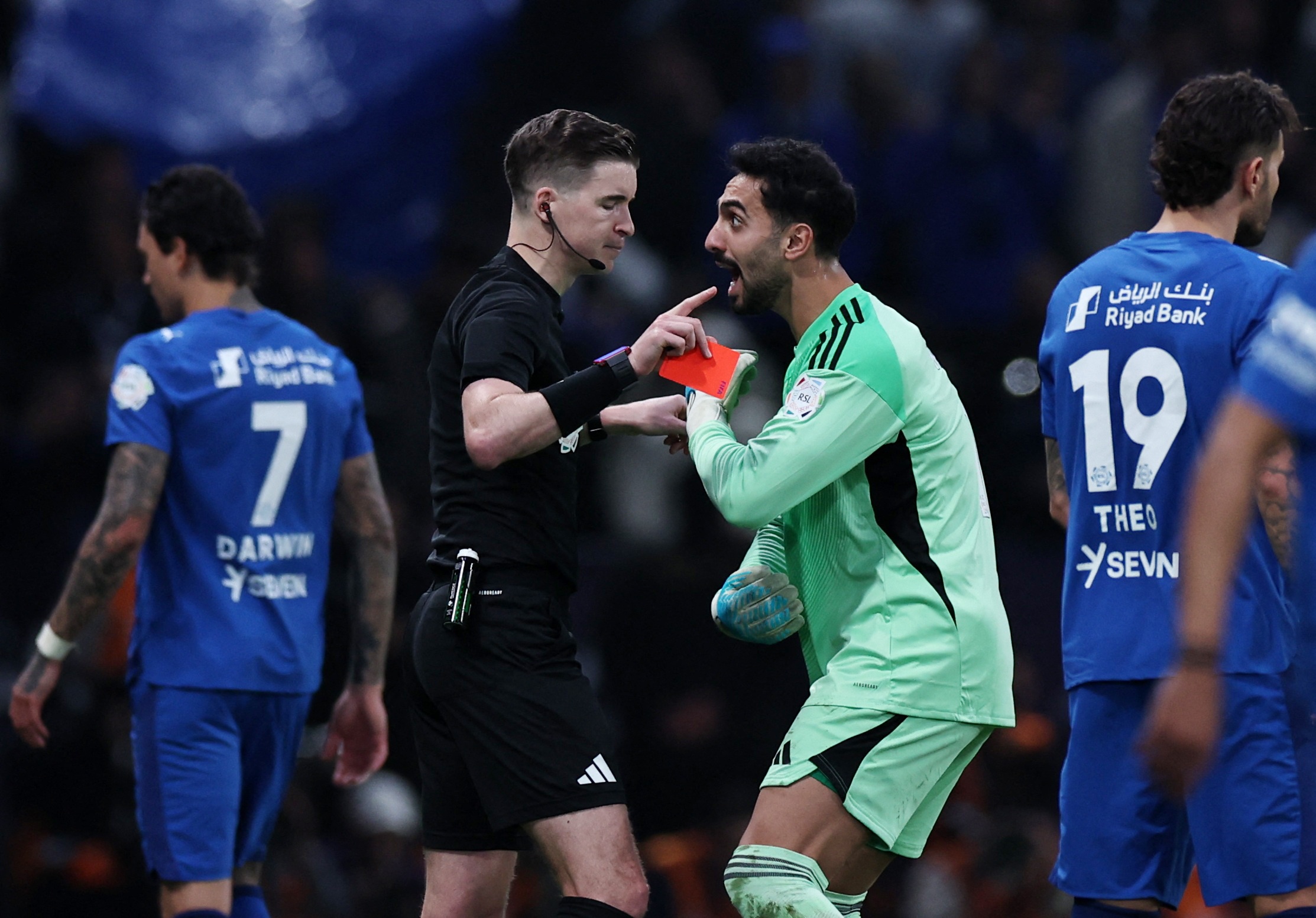 视频直播-卧底表现！胜利门将阿奇迪近2轮失误送礼+肘击染红 胜利现7分落后