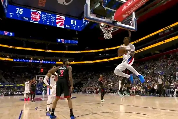 app下载-奥萨尔飞身大拉杆上反篮打进，活塞下半场领先猛龙13分